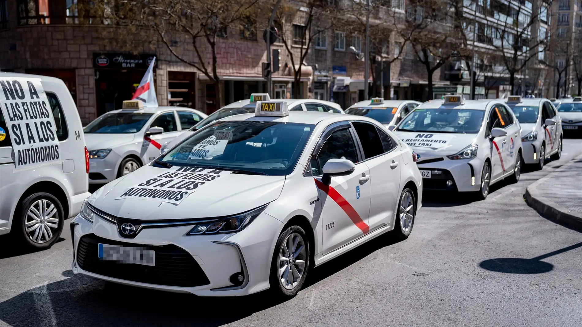 Una fila de taxistas madrileños se concentran contra la liberalización del sector, a 2 de marzo de 2023, en Madrid.