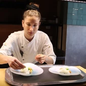 Una de les cuineres del restaurant ‘Disfrutar’ Una de les cuineres del restaurant ‘Disfrutar’