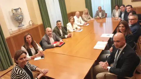 Primera reunión del equipo de gobierno El tripartito de Gijón echa a andar