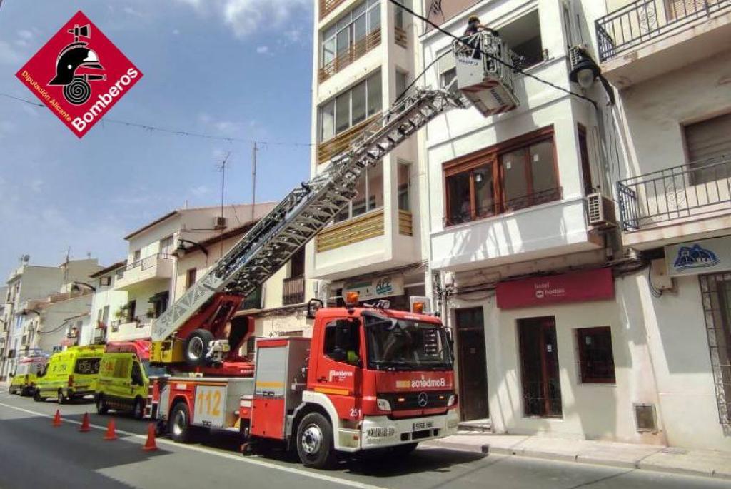 Los Bomberos atienden a un herido en un accidente laboral en Altea Los Bomberos atienden a un herido en un accidente laboral en Altea