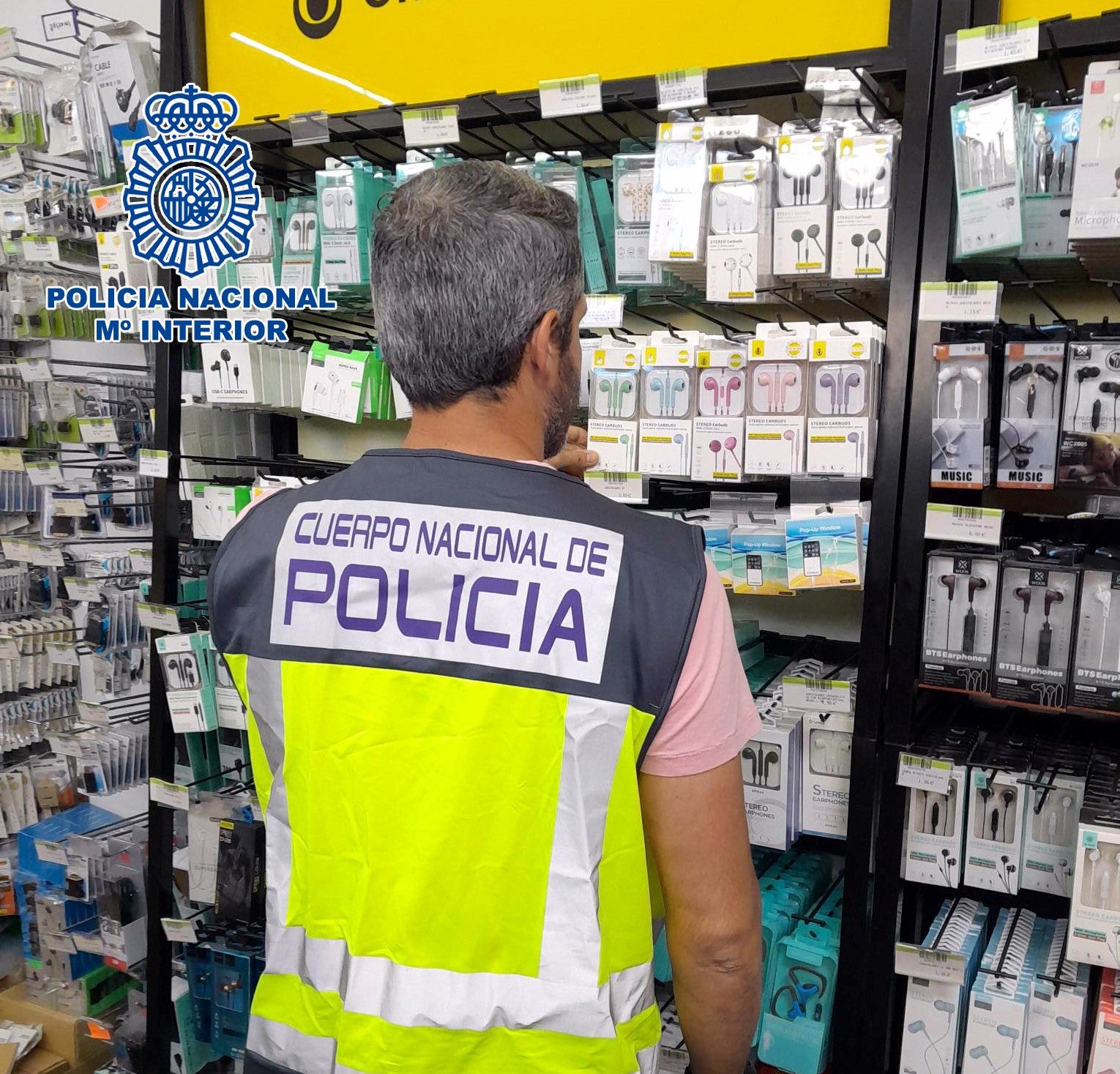 La Policía Nacional de Benidorm desmantela en Calp una banda de falsificadores de marcas de ropa La Policía Nacional de Benidorm desmantela en Calp una banda de falsificadores de marcas de ropa