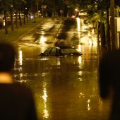 Coche atrapado por el agua en Logroño