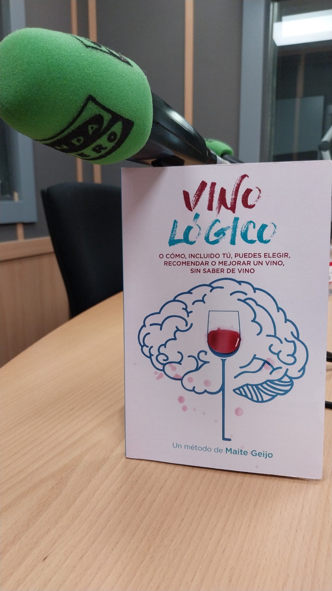 "Vinológico", un libro que re-evoluciona lo establecido en el universo del vino "Vinológico", un libro que re-evoluciona lo establecido en el universo del vino