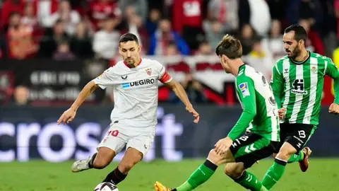 Jesús Navas controla el balón ante Miranda y Juanmi. Jesús Navas controla el balón ante Miranda y Juanmi.