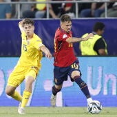 Rodri, en acción contra el rumano Andrei Borza durante el Rumanía-España de la Euro Sub21.