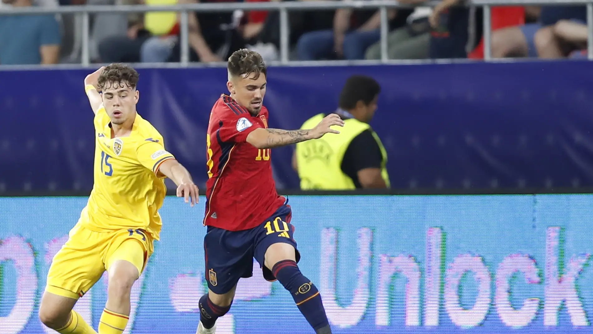 Rodri, en acción contra el rumano Andrei Borza durante el Rumanía-España de la Euro Sub21.
