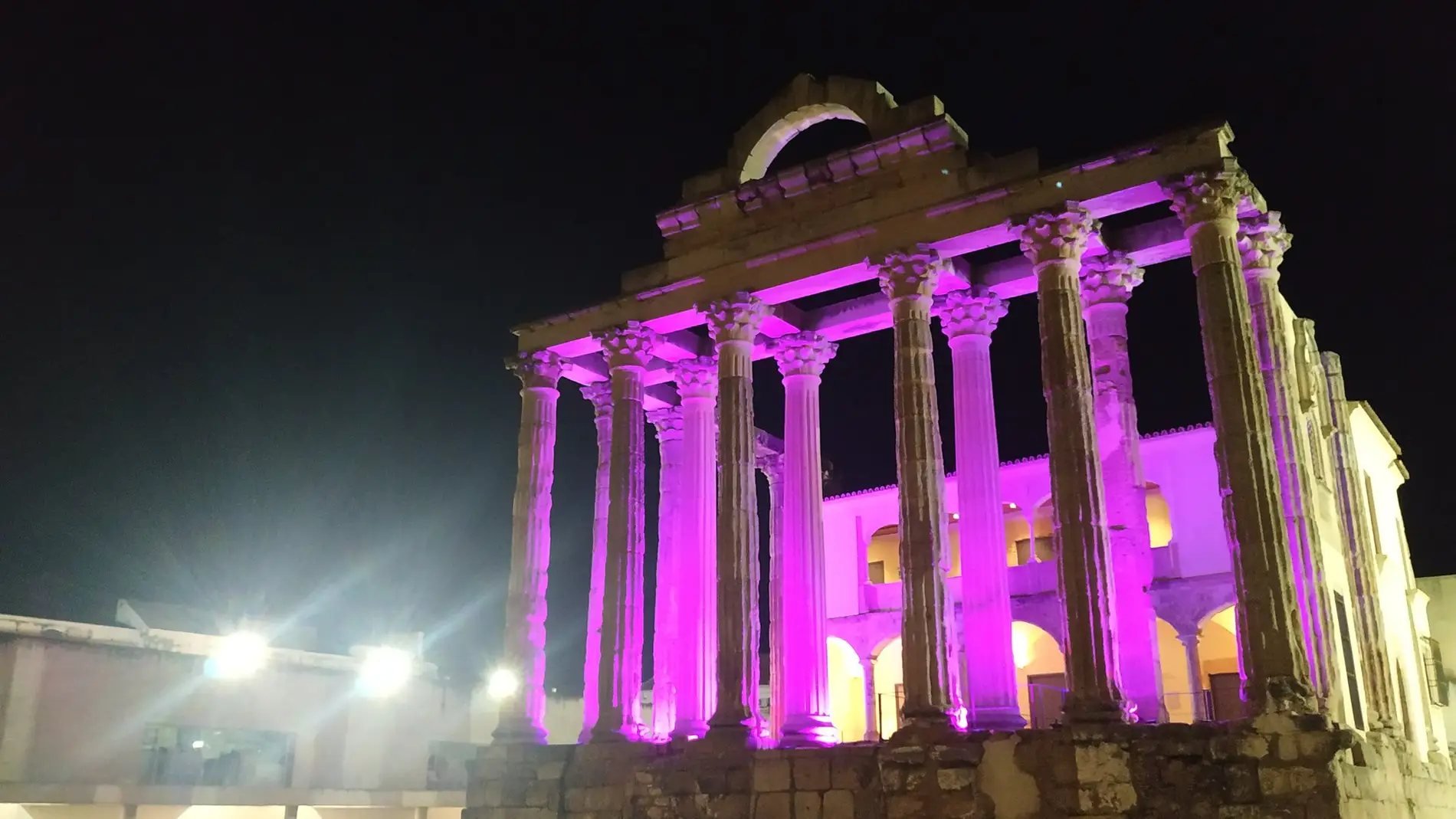 Los principales enclaves de Mérida se iluminan de morado este viernes por el Día Internacional del Síndrome de Dravet