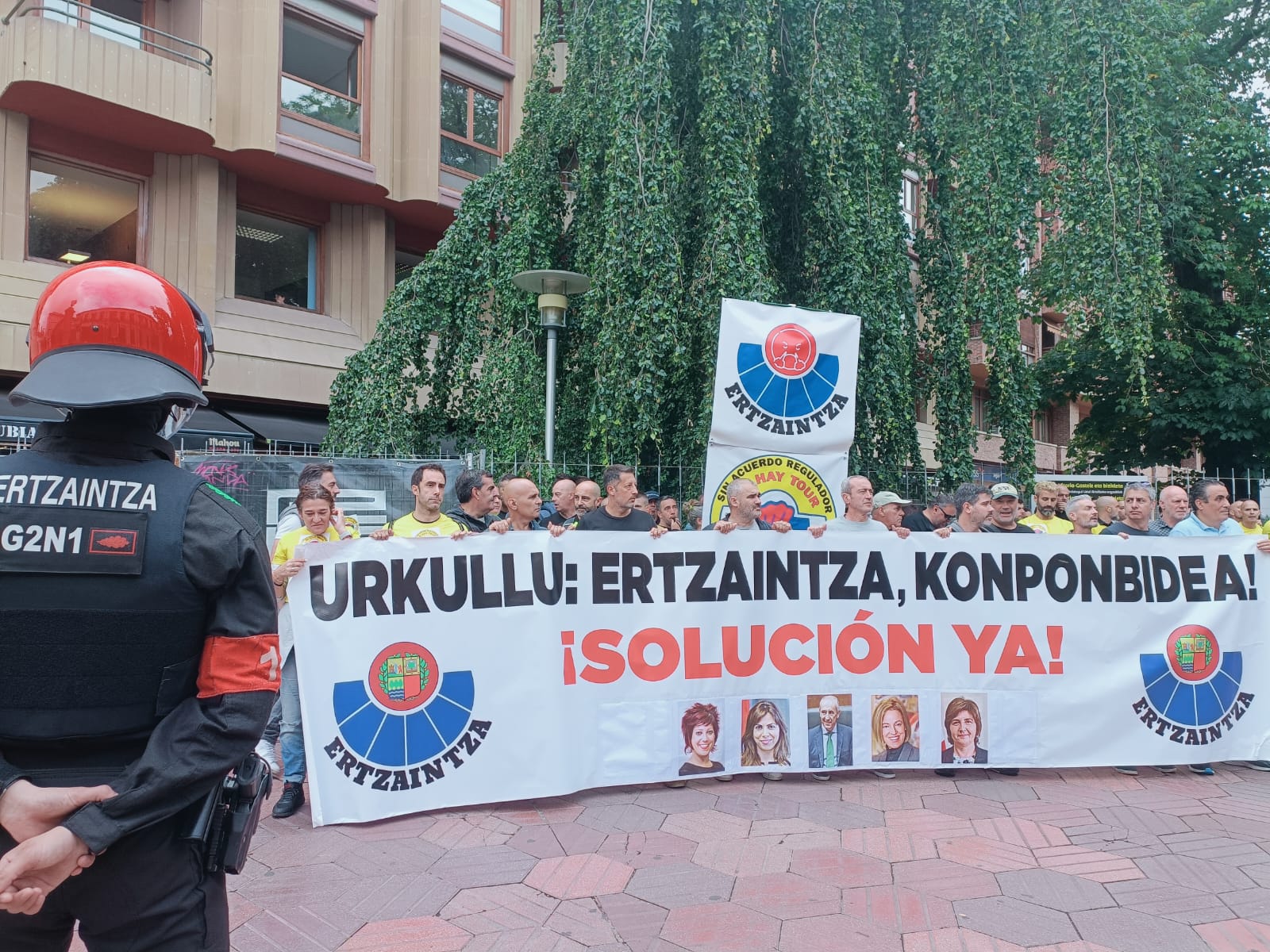 Centenares de ertzainas se manifiestan para rechazar la oferta de mejoras laborales Centenares de ertzainas se manifiestan para rechazar la oferta de mejoras laborales