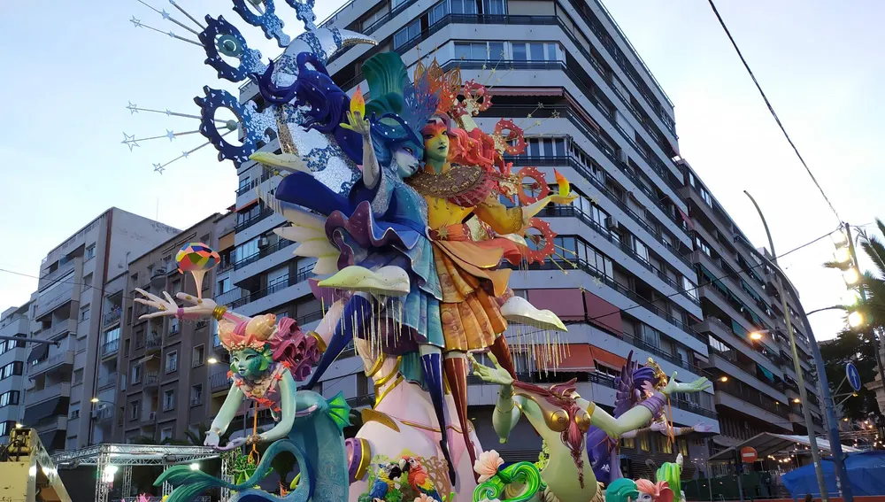 Un momento de la plantà de la Foguera ganadora Un momento de la plantà de la Foguera ganadora