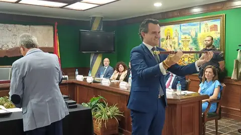 El popular Vicente Cases portando la vara de mando tras ser investido alcalde de Benejúzar El popular Vicente Cases portando la vara de mando tras ser investido alcalde de Benejúzar
