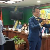 El popular Vicente Cases portando la vara de mando tras ser investido alcalde de Benejúzar