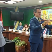 El popular Vicente Cases portando la vara de mando tras ser investido alcalde de Benejúzar El popular Vicente Cases portando la vara de mando tras ser investido alcalde de Benejúzar