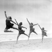 Bailarinas ensayando en la playa