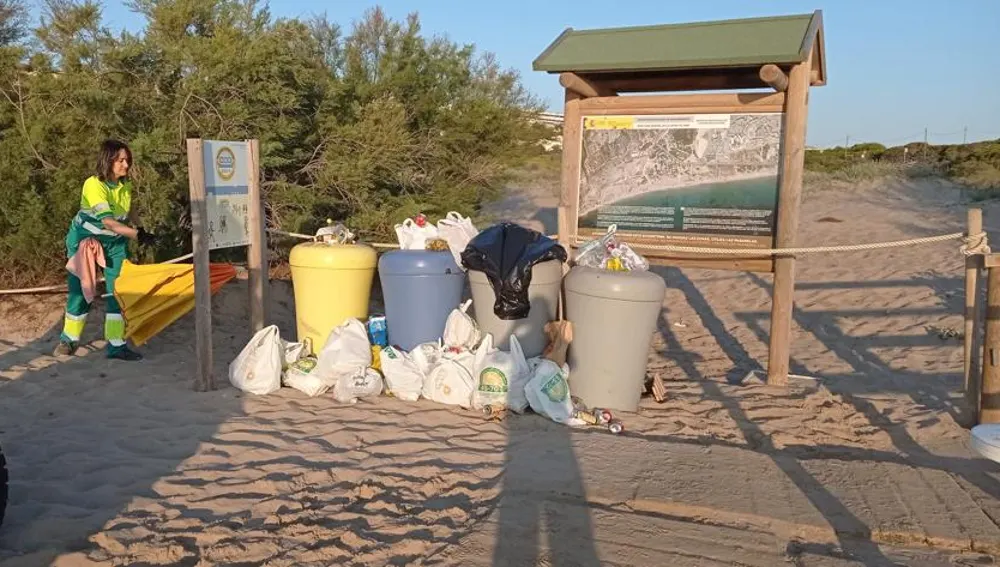 Basura acumulada tras la noche de San Juan en contenedores en una playa de Elche.