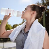 Tomar agua congelada después de hacer deporte en verano: más dañino de lo que piensas, según un experto