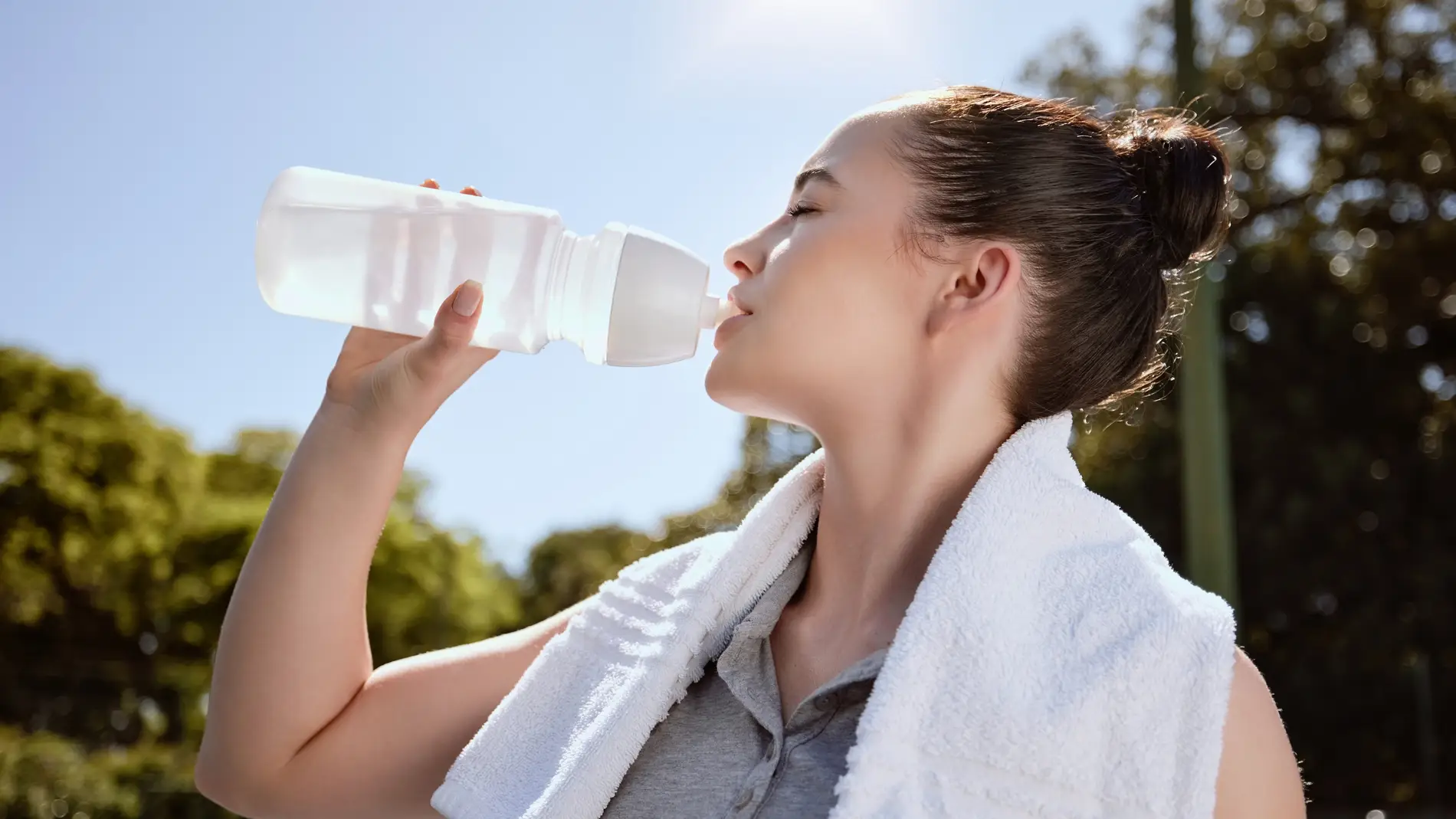 Tomar agua congelada después de hacer deporte en verano: más dañino de lo que piensas, según un experto