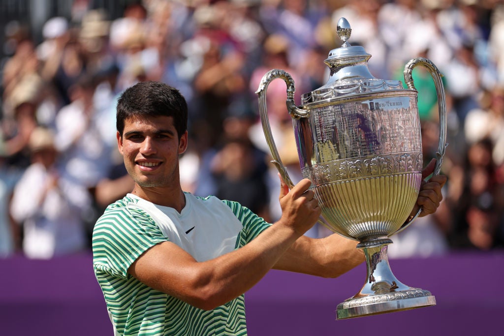 Carlos Alcaraz reina en Queen's y recupera el número uno Carlos Alcaraz reina en Queen's y recupera el número uno