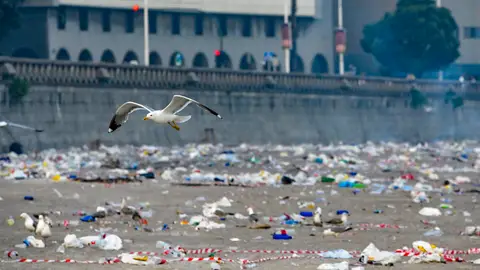 Imagen de basura en una playa de A Coruña después de la Noche de San Juan Imagen de basura en una playa de A Coruña después de la Noche de San Juan