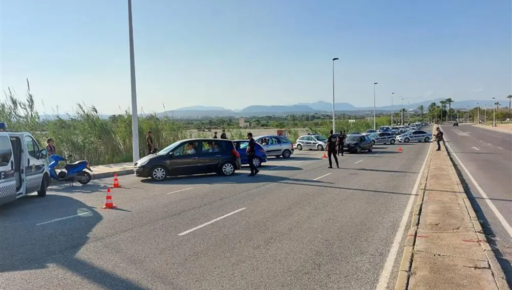 Control de la Policía Local de Elche en las inmediaciones de una playa del municipio.