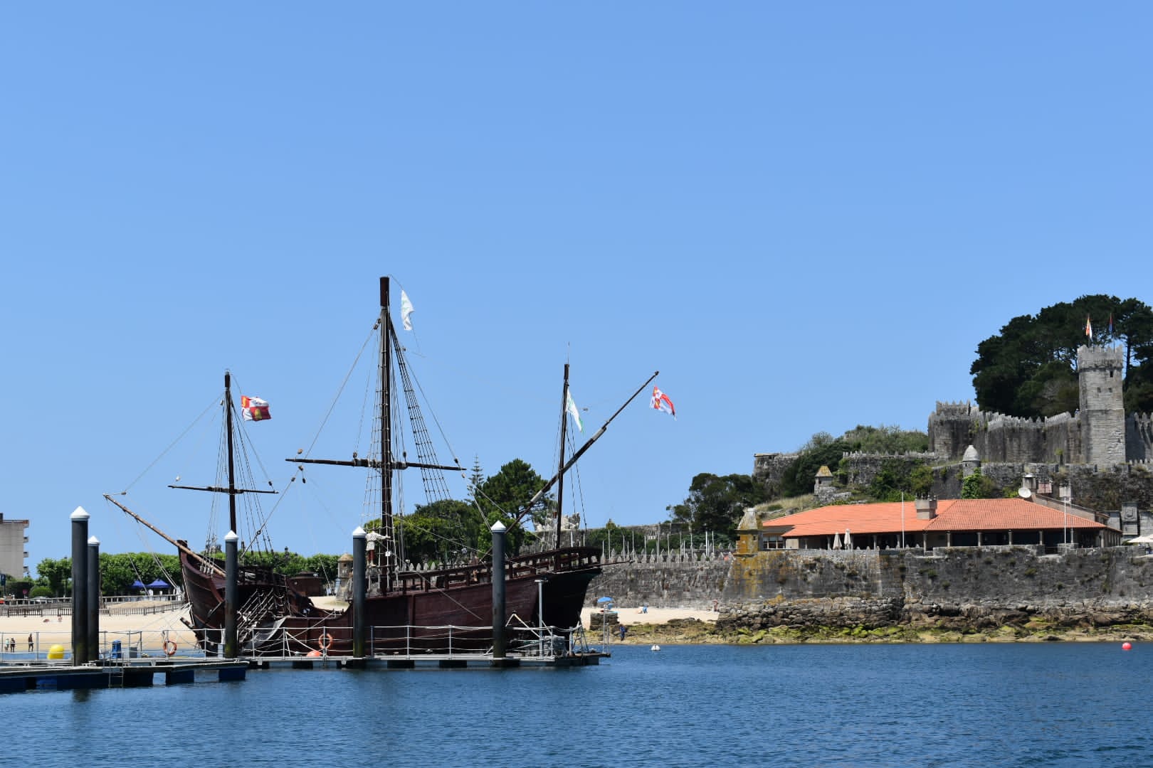 De visita por Baiona, la localidad que recibió a la carabela de Colón tras su primer viaje a América De visita por Baiona, la localidad que recibió a la carabela de Colón tras su primer viaje a América