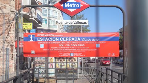 Entrada de la estaci&oacute;n de Metro Puente de Vallecas, contigua a la estaci&oacute;n de Nueva Numancia