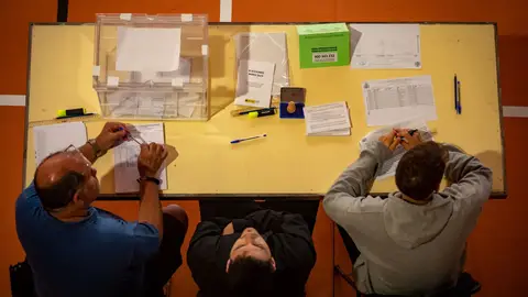 Los componentes de una mesa electoral esperan a que los ciudadanos voten el 28M. Los componentes de una mesa electoral esperan a que los ciudadanos voten el 28M.