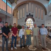 Concejales y alcaldesa en el Mercado Municipal