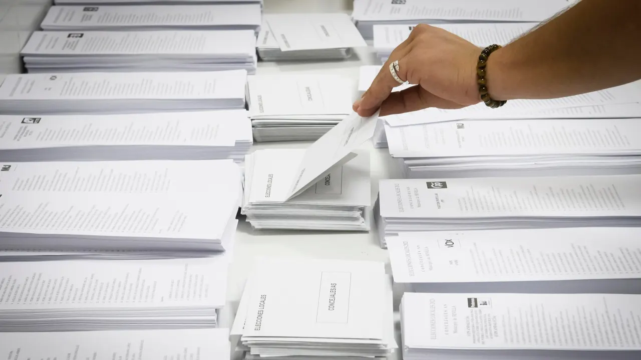 Imagen de archivo de una mesa con papeletas en un colegio electoral