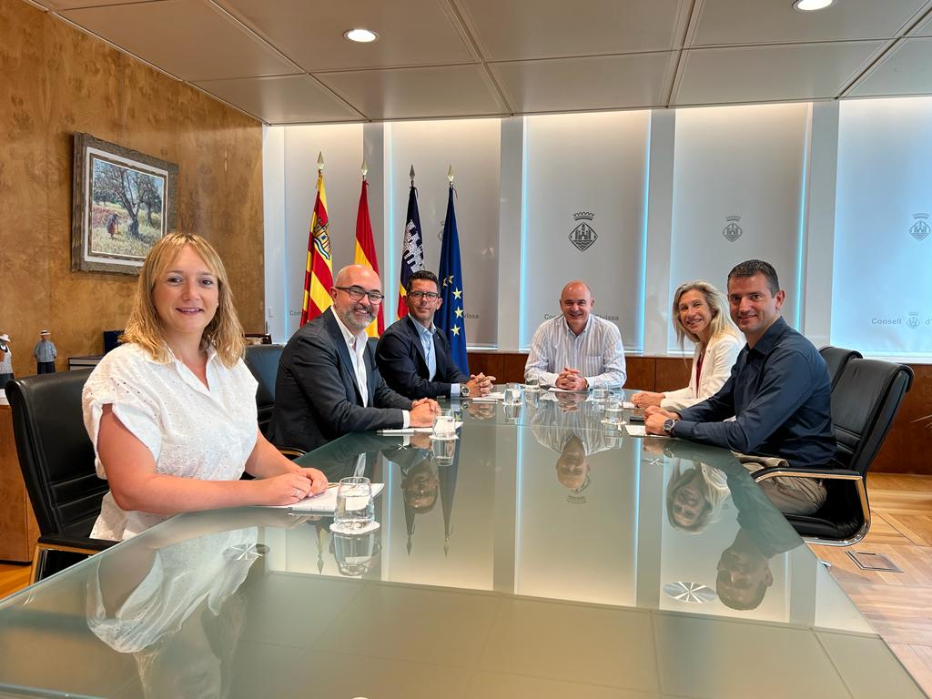 Vicent Marí se reúne con los alcaldes y los agentes sociales para tratar los problemas de la isla Vicent Marí se reúne con los alcaldes y los agentes sociales para tratar los problemas de la isla