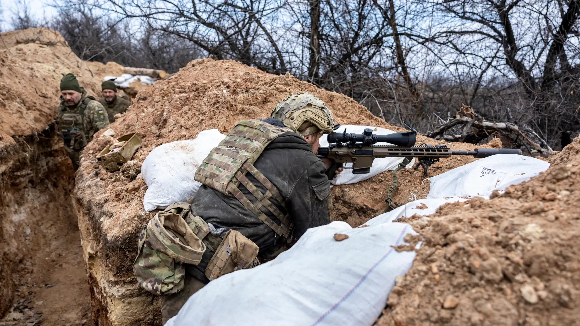 Un francotirador ucraniano mira hacia una posición rusa desde una trinchera de primera línea