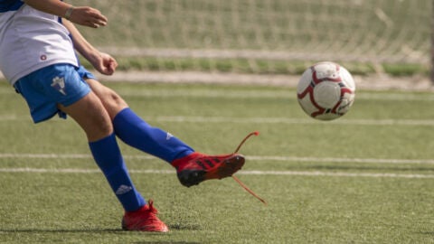 Jugador del torneo internacional de f&uacute;tbol base MADCUP golpea el bal&oacute;n