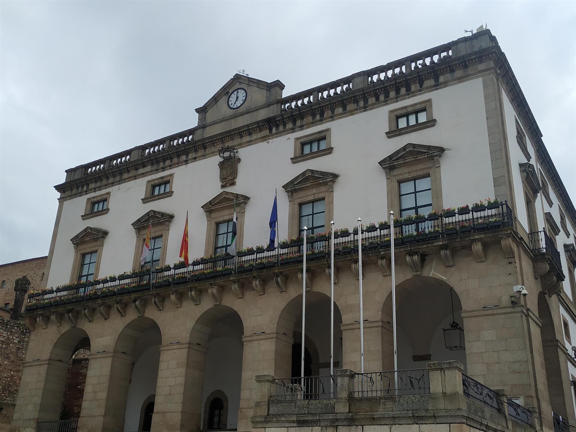 El alcalde, seis ediles del Gobierno y la portavoz del PSOE tendrán dedicación exclusiva en el Ayuntamiento de Cáceres El alcalde, seis ediles del Gobierno y la portavoz del PSOE tendrán dedicación exclusiva en el Ayuntamiento de Cáceres