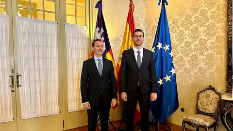 El presidente del Parlament, Gabriel Le Senne, junto al portavoz parlamentario del PP, Sebastià Sagreras. El presidente del Parlament, Gabriel Le Senne, junto al portavoz parlamentario del PP, Sebastià Sagreras.