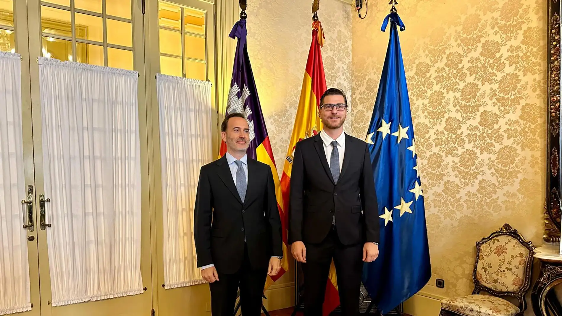 El presidente del Parlament, Gabriel Le Senne, junto al portavoz parlamentario del PP, Sebastià Sagreras.