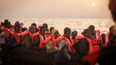Migrantes en un bote antes de ser rescatados