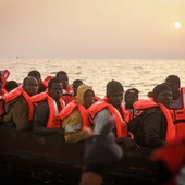Migrantes en un bote antes de ser rescatados Migrantes en un bote antes de ser rescatados