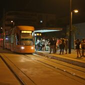 Una de las paradas nocturnas del TRAM d'Alacant