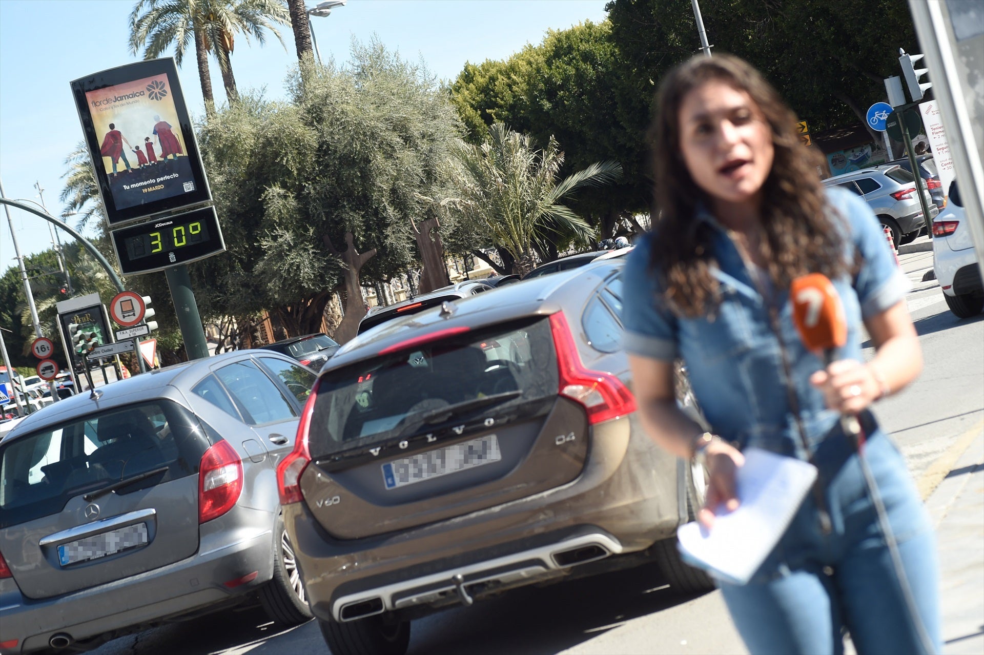 El clásico de los informativos de verano: mandar a los reporteros a pasar calor El clásico de los informativos de verano: mandar a los reporteros a pasar calor