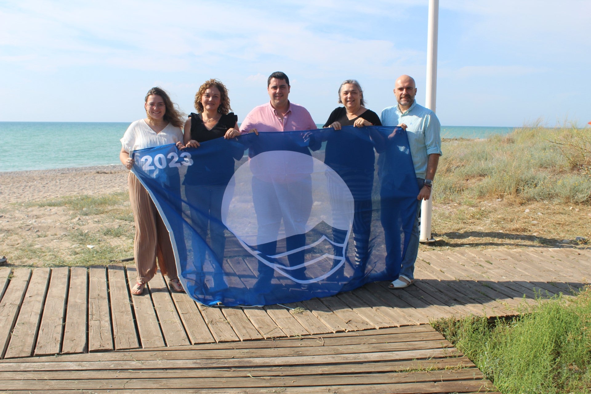 Nules iza la bandera azul de la playa Les Marines Nules iza la bandera azul de la playa Les Marines