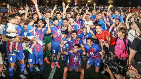 Plantilla del CD Eldense celebra el ascenso a Segunda Divisi&oacute;n.
