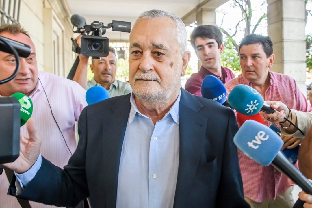 La Audiencia de Sevilla suspende durante cinco años la pena de cárcel de Griñán por el cáncer que padece La Audiencia de Sevilla suspende durante cinco años la pena de cárcel de Griñán por el cáncer que padece