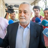 La Audiencia de Sevilla suspende durante cinco años la pena de cárcel de Griñán por el cáncer que padece/ EFE/ Raúl Caro La Audiencia de Sevilla suspende durante cinco años la pena de cárcel de Griñán por el cáncer que padece/ EFE/ Raúl Caro