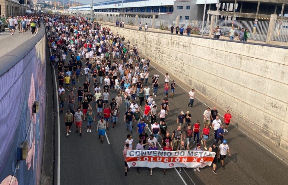 Miles de trabajadores del metal se manifiestan por las calles de Vigo Miles de trabajadores del metal se manifiestan por las calles de Vigo