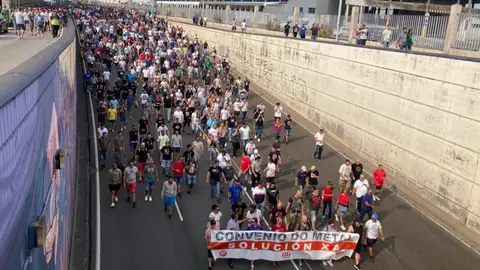 Imagen de los trabajadores del naval recorriendo las calles de Vigo. Foto: Víctor Blanco. Trabajadores metal Vigo