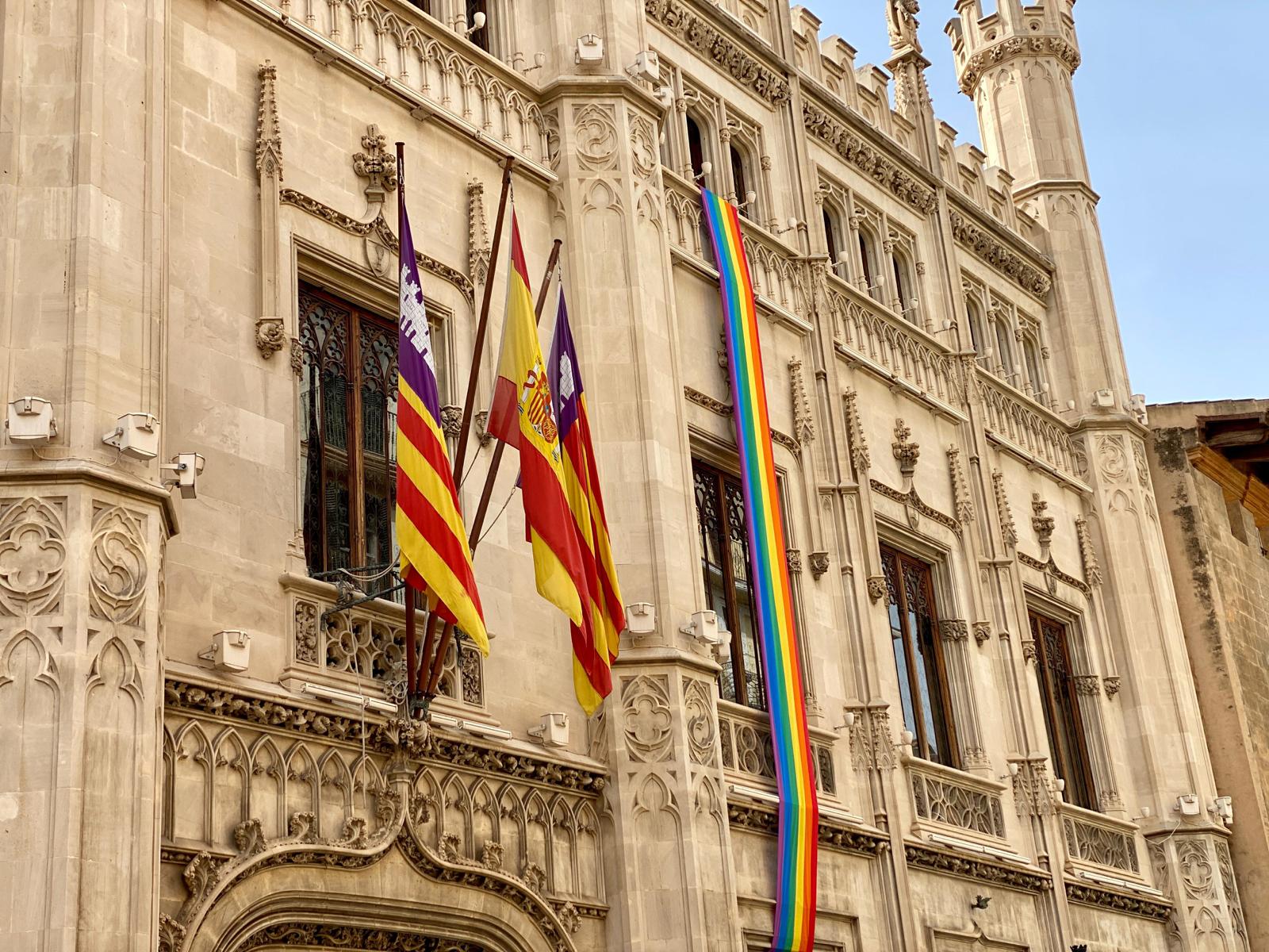El Parlament balear no cuelga la bandera LGTBI con motivo del Día del Orgullo y suscita las críticas del colectivo y de la izquierda El Parlament balear no cuelga la bandera LGTBI con motivo del Día del Orgullo y suscita las críticas del colectivo y de la izquierda