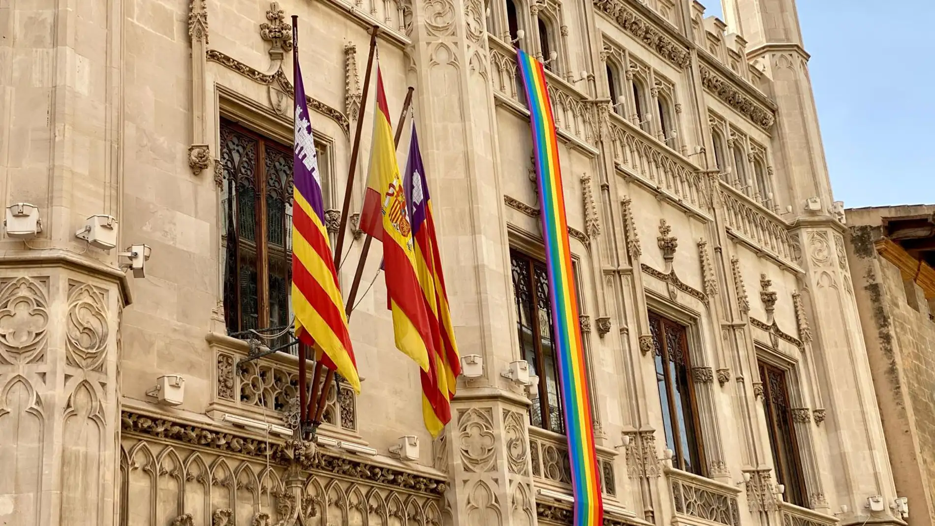 La bandera arcoíris cuelga de la fachada del Consell de Mallorca con motivo del Día Internacional del Orgullo LGTBI