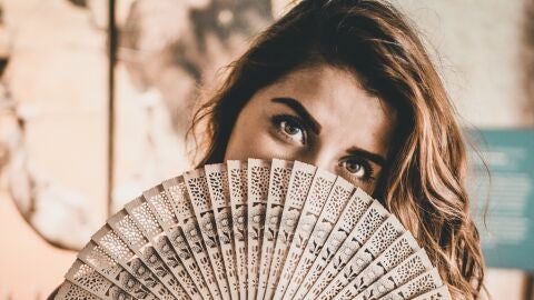 Mesa de redacci&oacute;n: El lenguaje del abanico &iquest;qu&eacute; significa cada posici&oacute;n?