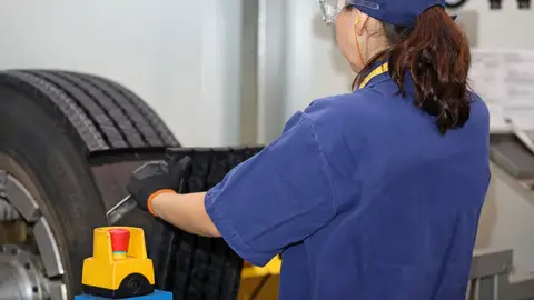 Proceso de recauchutado de un neumático Proceso de recauchutado de un neumático