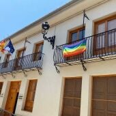 Bandera LGTBI desplegada en la fachada del Ayuntamiento de Estivella