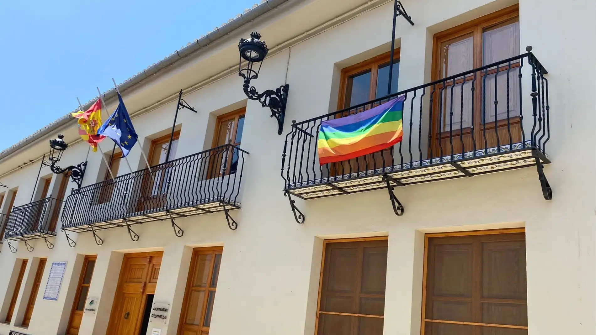 Bandera LGTBI desplegada en la fachada del Ayuntamiento de Estivella